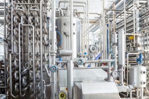 Skystų ir vidutiniškai skystų produktų pakavimą į aseptinę tarą